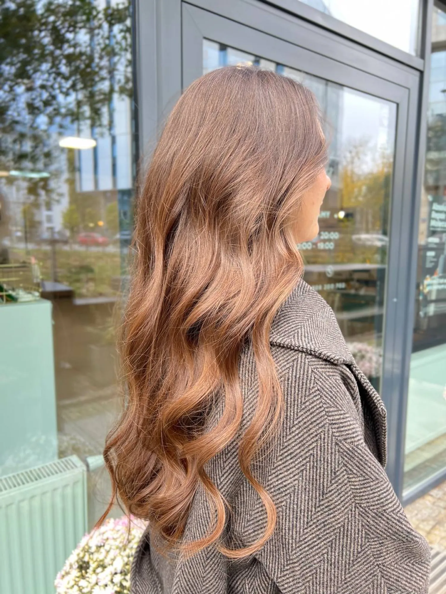 Koloryzacja włosów — karmelowy balayage w studiu HEY BEAUTY