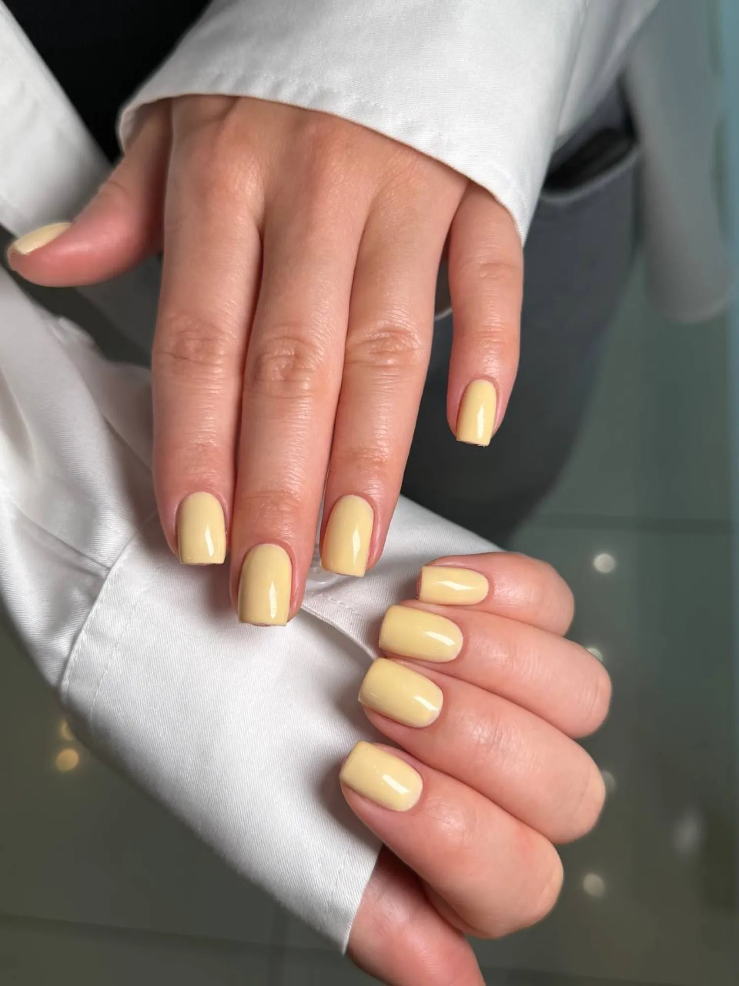 Pastelowy żółty manicure